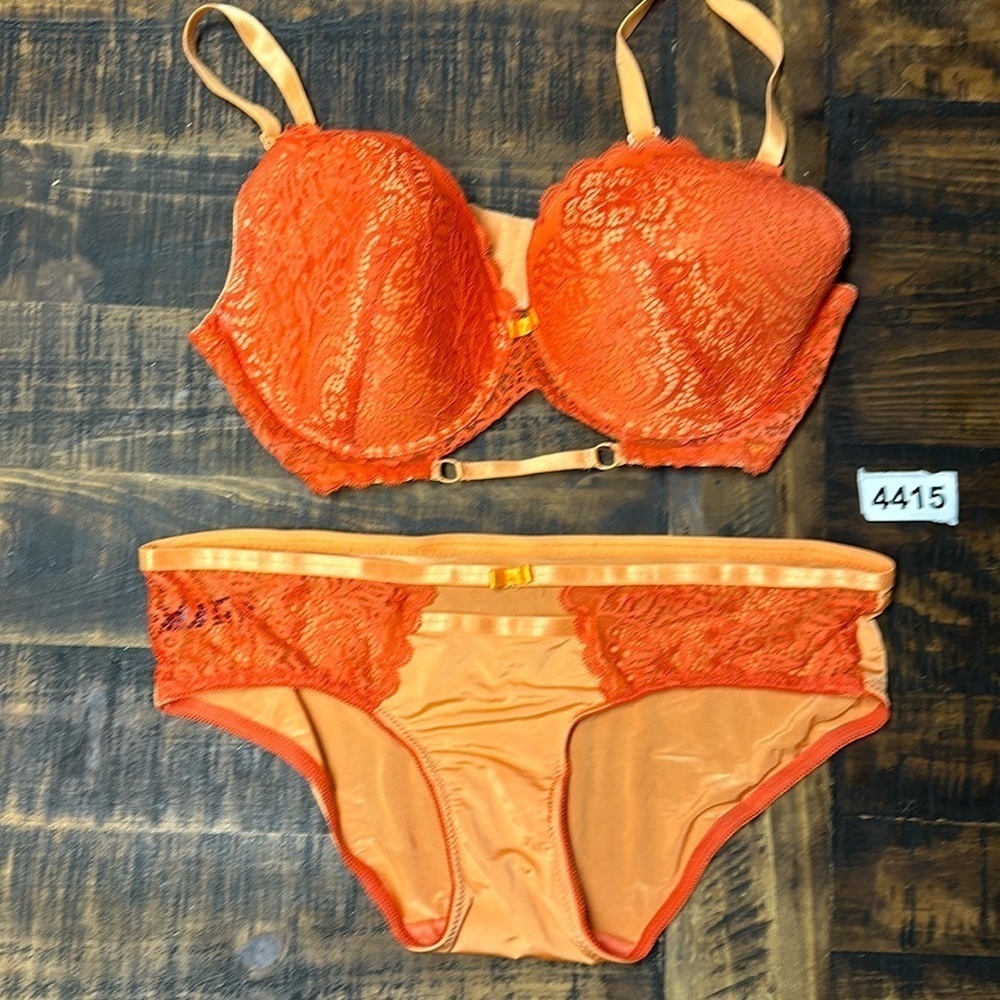 Black fushia bra set. Bra 40D undies 1x preowned  great condition